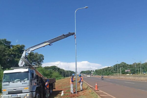 Obras avançam e BR-277 começa a receber novos postes de iluminação em Foz