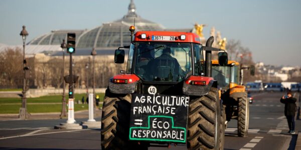 2023-02-08t140053z_1_lynxmpej170nq_rtroptp_4_franca-agricultura-protesto.jpg