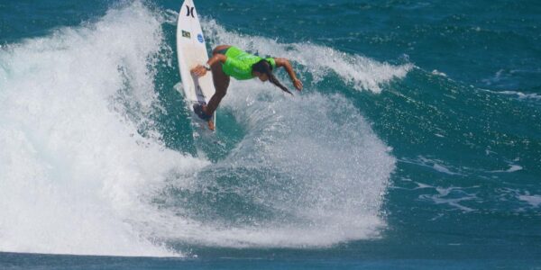 taina_hinckel_surfe_carimba_vaga_paris_2024.jpg