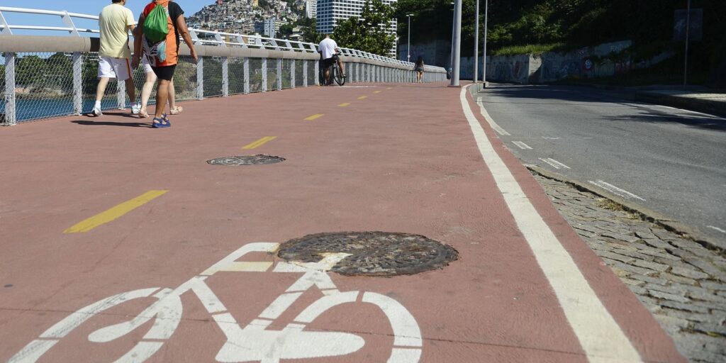 ff_protesto-pede-punicao-responsaveis-desabamento-ciclovia-tim-maia-rj_002.jpg