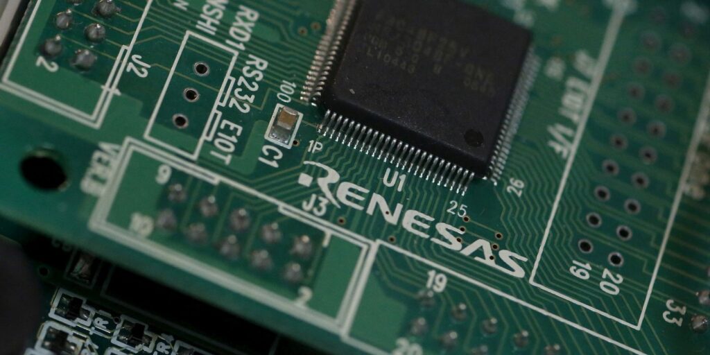 2022-02-14t181452z_1_lynxmpei1d0ug_rtroptp_4_apple-results-chip-shortage.jpg