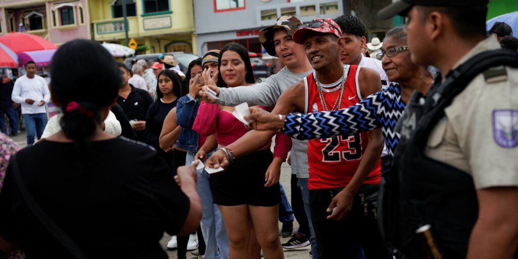 2024-04-21t140437z_1200556954_rc21b7at52r3_rtrmadp_3_ecuador-referendum.jpg