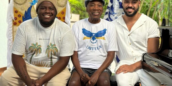 da_esqueda_para_a_direita_-_carnavalesco_andre_rodrigues_milton_nascimento_e_o_carnavalesco_antonio_gonzaga.jpeg