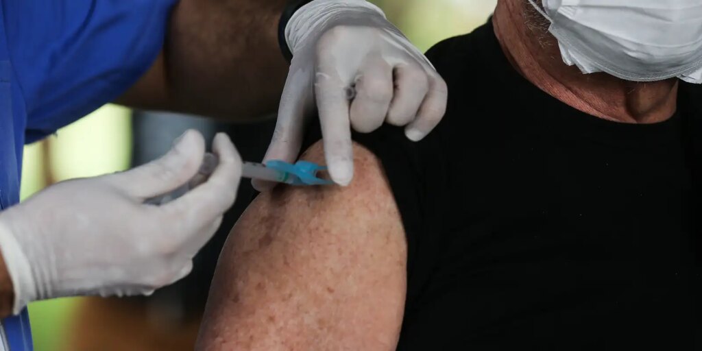 movimentacao_de_idosos_no_posto_da_612_sul_para_vacinacao_contra_influenza2403209965.jpg