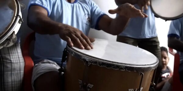 o_samba_de_roda_carrega_tradicoes_que_passam_de_geracao_a_geracao.jpg