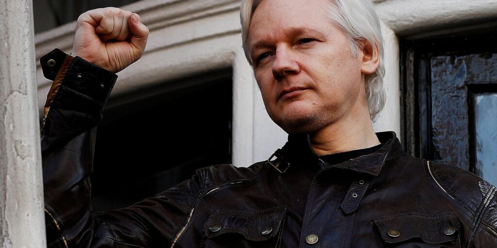 2019-04-11t093901z_722299622_rc1ff98714e0_rtrmadp_3_ecuador-assange.jpg