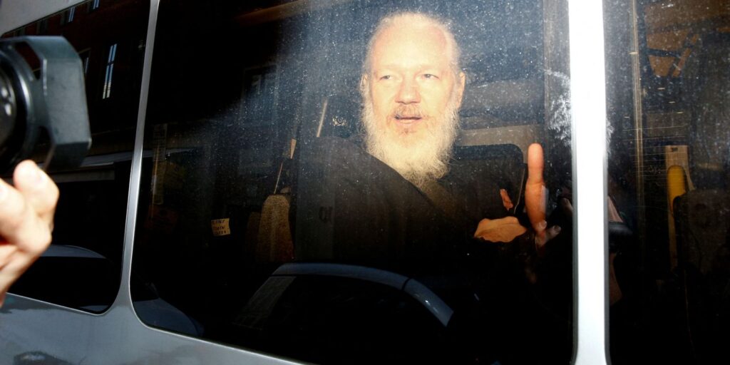 2022-06-17t092743z_1_lynxmpei5g0b9_rtroptp_4_britain-assange.jpg