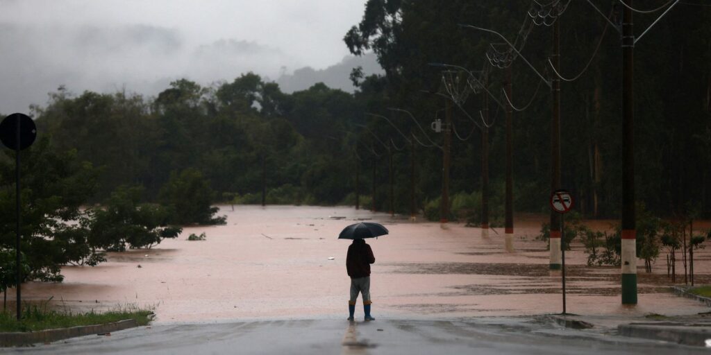 2024-05-01t200751z_439897976_rc2rh7a67r1l_rtrmadp_3_brazil-rains.jpg