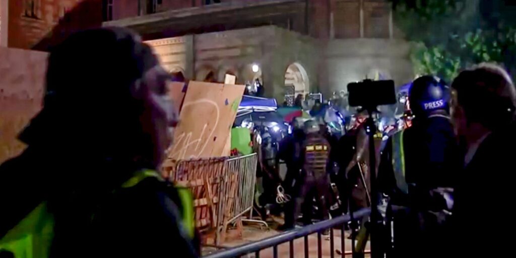 policia_retira_manifestantes_de_universidade_em_los_angeles1.jpg