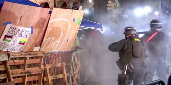 policia_retira_manifestantes_de_universidade_em_los_angeles2.jpg