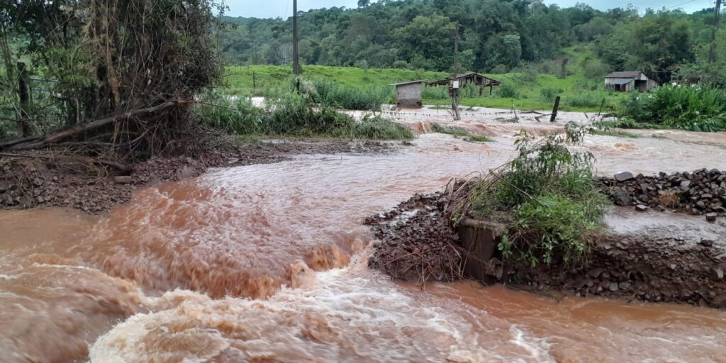 vista_alegre_estrada_vicinal_se_transformou_em_rio._infraestrutura_de_acesso_e_escoamento_da_producao_camponesa_totalmente_destruida_em_70_do.jpeg