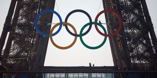 aneis_olimpicos_torre_eiffel_2024.jpg