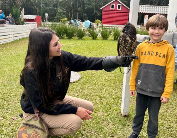 Turistas que visitam o Eco Park conhecem a rotina das corujas