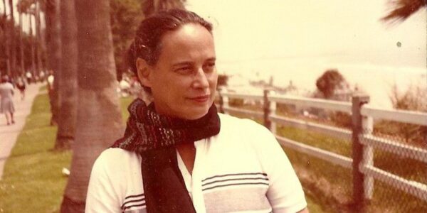 12_-_em_los_angeles_1982_onde_tambem_ensinou_durante_o_periodo_da_ditadura_na_ucla.jpg