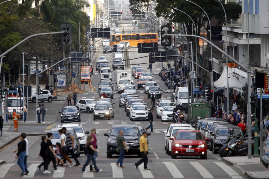 Trânsito - carros - ruas de curitiba com movimento intenso de carros - congestionamento nas ruas do centro de Curitiba - IPVA - licenciamento -