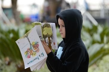 Paraty (RJ) - Crianças leem na tenda da biblioteca, no centro da cidade como parte da Flipinha, evento voltado para as crianças na Flip (Tomaz Silva/Agência Brasil)