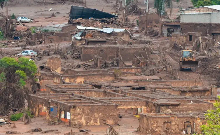 07 13:23:37 Mariana (MG) - Área afetada pelo rompimento de barragem no distrito de Bento Rodrigues, zona rural de Mariana, em Minas Gerais (Antonio Cruz/Agência Brasil)