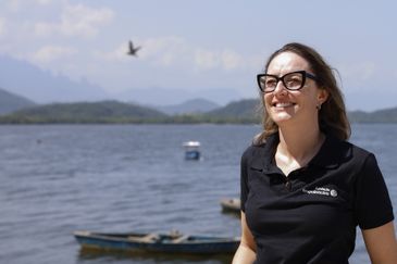 Magé (RJ), 16/10/2024 - A ocenógrafa Liziane Alberti, especialista em conservação da biodiversidade da Fundação Grupo Boticário, com a Baía de Guanabara ao fundo. Foto: Fernando Frazão/Agência Brasil