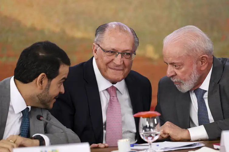 Marcelo Camargo/Agência Brasil Brasília (DF), 25/10/2024 - O advogado-geral da União, Jorge Messias, o vice-presidente Geraldo Alckmin e o presidente Luiz Inácio Lula da Silva participam de cerimônia de assinatura do novo acordo de repactuação da reparação dos danos da tragédia de Mariana (MG). Foto: Marcelo Camargo/Agência Brasil