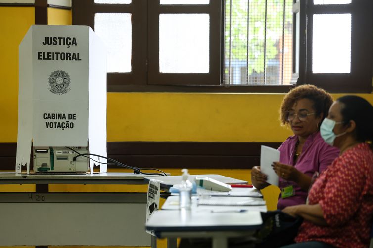 Niterói (RJ), 27/10/2024 – Eleitores votam na 71ª Zona Eleitoral, no Colégio Liceu Nilo Peçanha, no centro de Niterói. Foto: Tomaz Silva/Agência Brasil