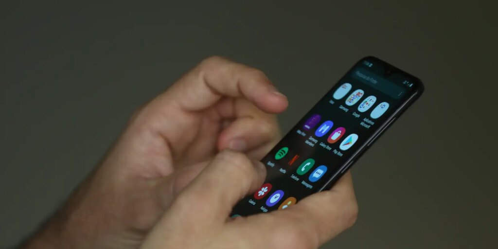 uso_de_smartphone_e_celular050720211243.jpg