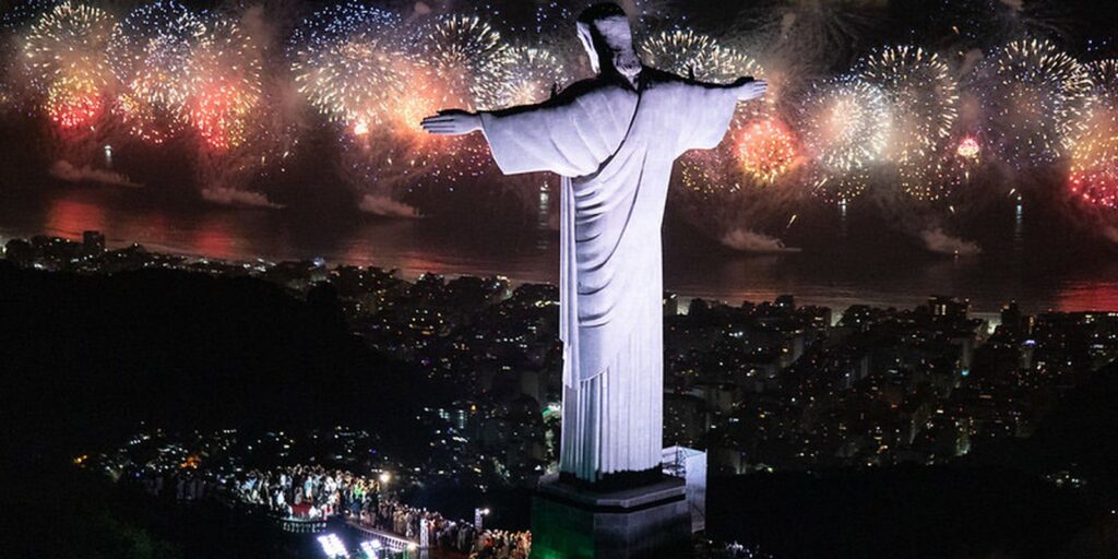 fotos_da_queima_de_fogos_em_copacabana_vista_do_cristo_redentor_-_fernando_maia_-_riotur.jpg
