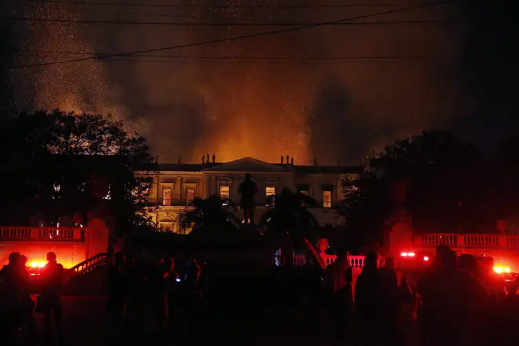 Um incêndio de proporções ainda incalculáveis atingiu, no começo da noite deste domingo (2), o Museu Nacional do Rio de Janeiro, na Quinta da Boa Vista, em São Cristóvão, na zona norte da capital fluminense