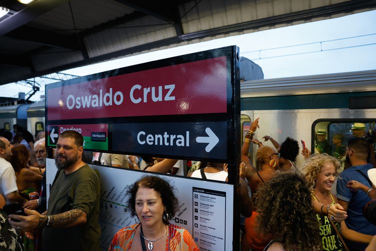 Rio de Janeiro (RJ) 07/12/2024 - O Trem do Samba, que celebra o Dia Nacional do Samba (2 de dezembro), carrega músicos animando o público nos vagões da estação Central do Brasil até Owasldo Cruz, subúrbio da Zona Norte. Foto: Fernando Frazão/Agência Brasil