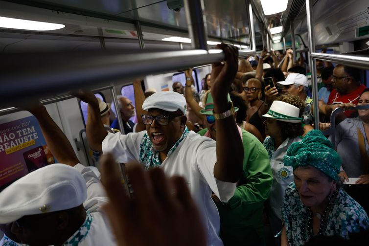 Rio de Janeiro (RJ) 07/12/2024 - O Trem do Samba, que celebra o Dia Nacional do Samba (2 de dezembro), carrega músicos animando o público nos vagões da estação Central do Brasil até Owasldo Cruz, subúrbio da Zona Norte. Foto: Fernando Frazão/Agência Brasil