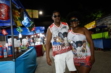 Rio de Janeiro (RJ) 07/12/2024 - Isabel Cristina de Souza e Samuel de Souza curtem shows do Trem do Samba, que celebra o Dia Nacional do Samba (2 de dezembro), em Owasldo Cruz, subúrbio da Zona Norte. Foto: Fernando Frazão/Agência Brasil