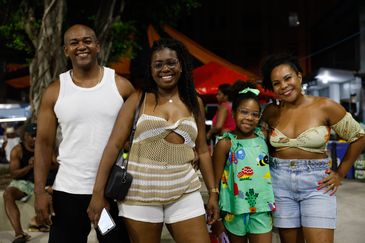 Rio de Janeiro (RJ) 07/12/2024 - Marcelle Liberato, Renato Liberato, Fernanda Arcanjo e sua filha Beatriz curtem shows do Trem do Samba, que celebra o Dia Nacional do Samba (2 de dezembro), em Owasldo Cruz, subúrbio da Zona Norte. Foto: Fernando Frazão/Agência Brasil