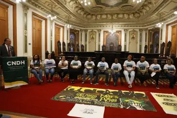 Rio de Janeiro (RJ) 17/12/2024 – Familiares das vítimas da Chacina de Acari e advogados que os representam fazem a leitura pública da sentença de condenação do Estado brasileiro no caso, divulgada pela Corte Interamericana de Direitos Humanos. Foto: Fernando Frazão/Agência Brasil