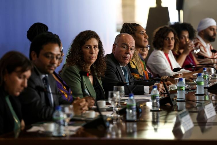 Brasília (DF), 04/12/2024 - A ministra da Gestão e da Inovação em Serviços Públicos, Esther Dweck, o ministro de Relações Exteriores, Mauro Vieira, e a ministra da Igualdade Racial, Anielle Franco, participam do lançamento do plano de ação do Minstério de Relações Exteriores para o Programa Federal de Ações Afirmativas. Foto: Marcelo Camargo/Agência Brasil