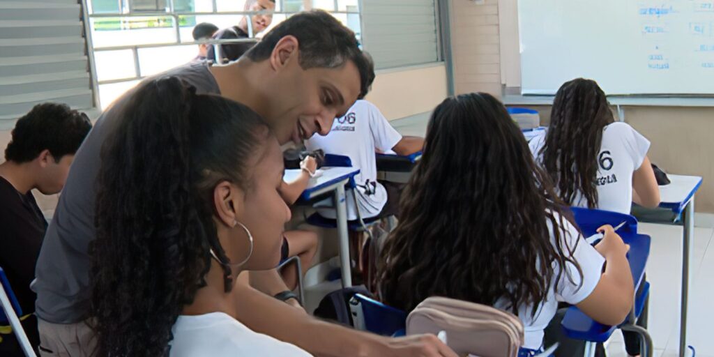 o_professor_de_sociologia_osvaldo_lima_de_oliveira_se_desdobra_para_dar_conta_do_planejamento_de_aul.jpeg