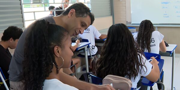 o_professor_de_sociologia_osvaldo_lima_de_oliveira_se_desdobra_para_dar_conta_do_planejamento_de_aul.jpeg