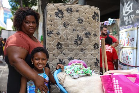 Rio de Janeiro (RJ), 16/12/2024 - A moradora da ocupação Zumbi dos Palmares, Rafaela Avelino e sua filha durante a reintegração de posse do edifício do INSS, no centro da capital fluminense. Foto: Tomaz Silva/Agência Brasil