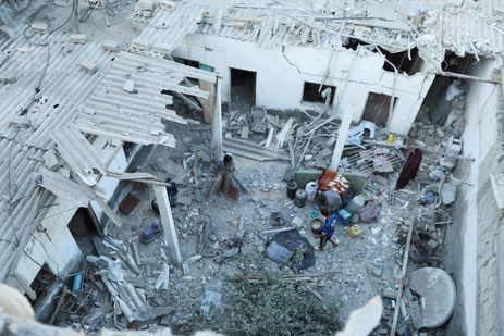 Palestinians inspect the site of an Israeli strike on a house, amid the Israel-Hamas conflict, in Deir Al-Balah in the central Gaza Strip, August 4, 2024. Reuters/Ramadan Abed/Proibida reprodução