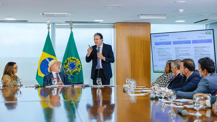 Brasília (DF), 13/01/2025 - Presidente da República, Luiz Inácio Lula da Silva e o ministro da Educação Camilo Santana, durante a cerimônia de Sanção do Projeto de Lei n° 4.932/2024, que dispõe sobre a utilização, por estudantes, de aparelhos eletrônicos portáteis pessoais nos estabelecimentos públicos e privados de ensino da educação básica, no Palácio do Planalto. Foto: Ricardo Stuckert/PR