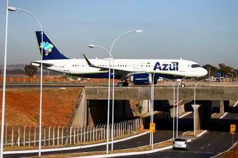 Movimentação de aviões comerciais no aeroporto de Brasília.