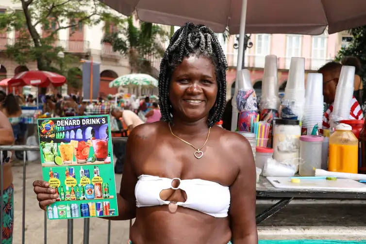 Rio de Janeiro (RJ), 05/01/2025 – A vendedora ambulante, Jaqueline dos Santos Pereira com sua barraca na Rua do Mercado, no centro do Rio de Janeiro. Foto: Tomaz Silva/Agência Brasil