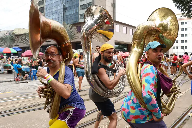 Rio de Janeiro (RJ), 05/01/2025 – Os tocadores de tuba, Alexandre da Albergaria, Diojaime Viana e Guto Souza, no centro do Rio de Janeiro. Foto: Tomaz Silva/Agência Brasil