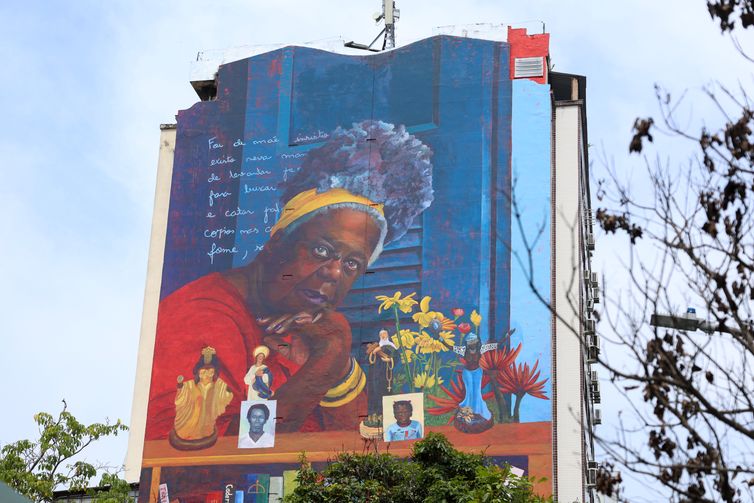 Rio de Janeiro (RJ), 24/01/2025 – A escritora Conceição Evaristo é homenageada com mural com sua imagem na zona portuária do Rio de Janeiro que preserva diversos elementos da chegada dos africanos escravizados e da cultura produzida por eles no Brasil. Foto: Tomaz Silva/Agência Brasil