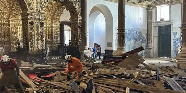 109929307-teto-da-igreja-de-sao-francisco-desaba-em-salvador.-foto-defesa-civil-de-salvador_copiar.j.jpeg