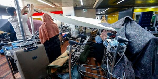 21_retro_2023_refugiados_afegaos_acampados_no_aeroporto_de_guarulhos.jpg