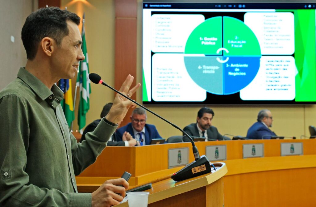 O voluntário Haralan Mucelini representou o Observatório na tribuna do Legislativo – foto Christian Rizzi-Câmara de Foz-divulgação