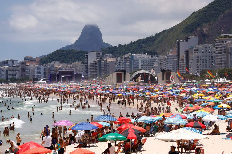 Rio de Janeiro(RJ), 31/12/2024 - Praia cheia com palcos montados na areia da Praia de Copacabana no último dia do ano.  Foto: Tânia Rêgo/Agência Brasil