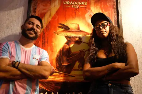 Rio de Janeiro (RJ), 05/02/2025 - Tarcísio Zanon, carnavalesco e Alessandra Reis, diretora de Ateliê da Unidos do Viradouro, no barracão da escola, na Cidade do Samba, zona portuária. Foto: Tânia Rêgo/Agência Brasil