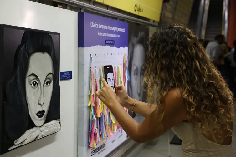 São Paulo (SP), 11/03/2025 - Exposição imersiva do Projeto Centenários em homenagem a Clarice Lispector na estação Luz do Metrô SP. Foto: Rovena Rosa/Agência Brasil