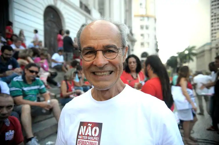 Rio de Janeiro - O ator Osmar Prado participa de manifestação contra a possibilidade de impeachment da presidente Dilma rousseff, no centro do Rio (Tomaz Silva/Agência Brasil)