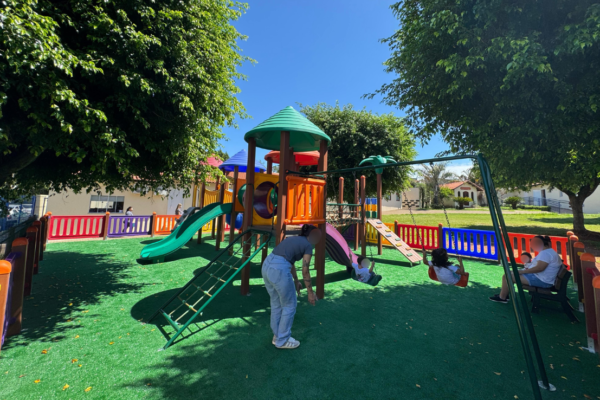 O parquinho também é um espaço de convívio entre a família de origem e os filhos. O intuito é criar memórias positivas durante os encontros. (Foto Eloiza Dal Pozzo)